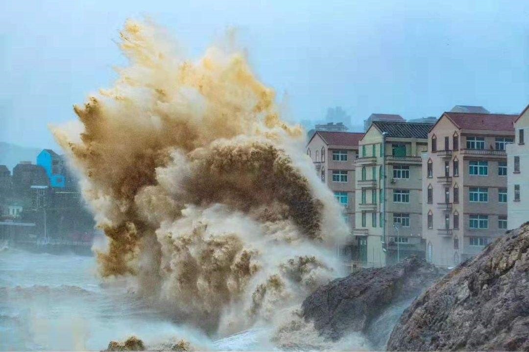 台风“利奇马”在台州温岭石塘掀狂风巨浪